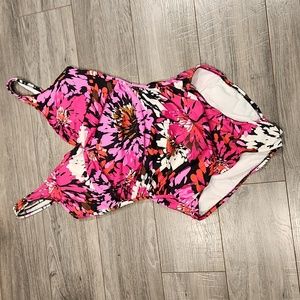 EUC Women's Floral onepiece Swimsuit sz 18 w/built-in bra